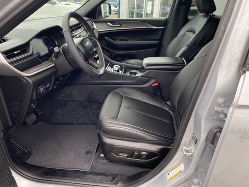 Used 2025 Jeep Grand Cherokee Limited image 9