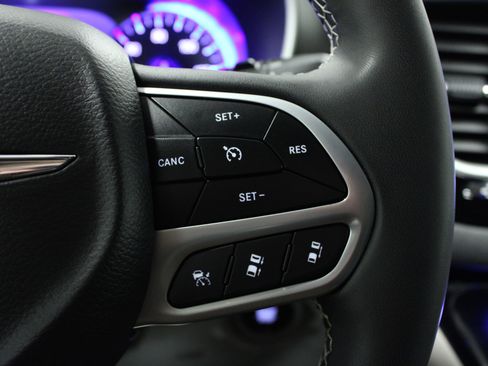 Used 2024 Chrysler Pacifica Touring-L image 22