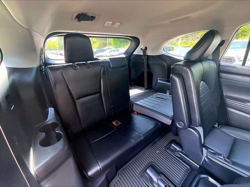 Certified 2021 Toyota Highlander XLE AWD/4WD image 17