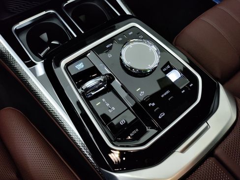 Used 2025 BMW i7 xDrive60 w/ Premium Package image 21