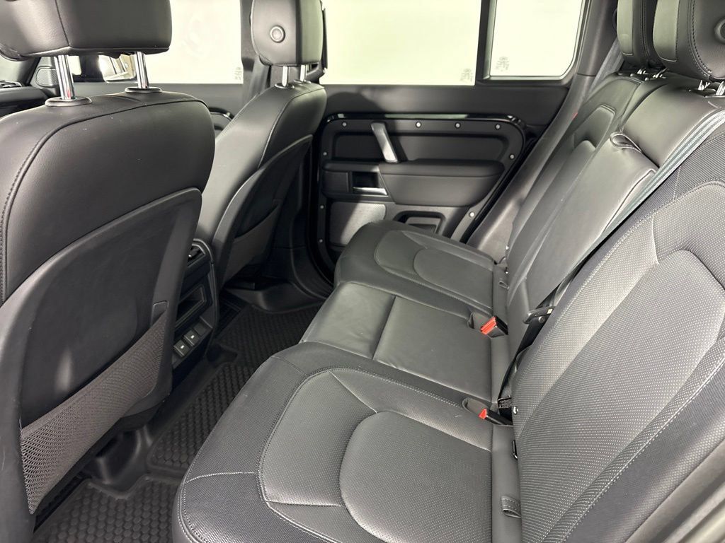 Used 2024 Land Rover Defender 110 X-Dynamic SE AWD/4WD image 18