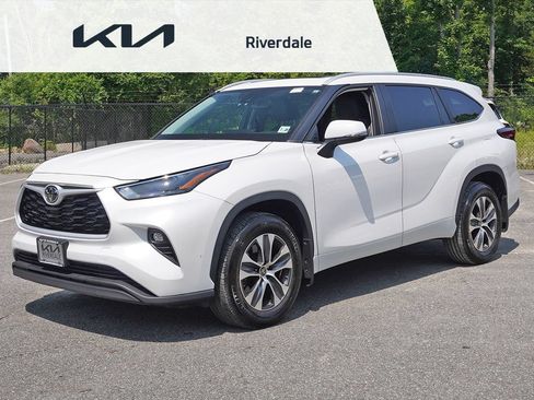 Used 2023 Toyota Highlander XLE AWD/4WD image 9