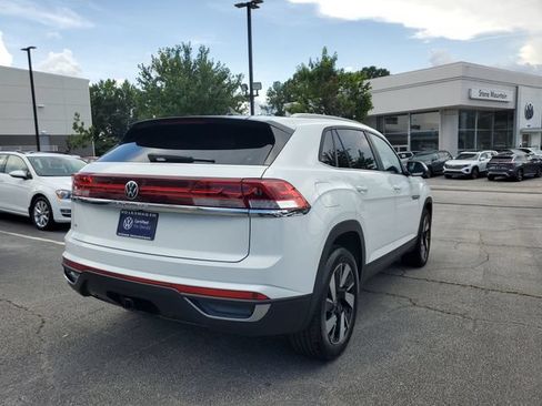 Used 2025 Volkswagen Atlas Cross Sport SE w/ Panoramic Sunroof Package FWD image 4