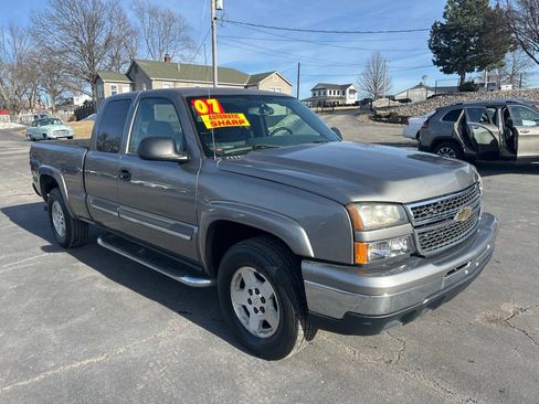 Used 2007 Chevrolet Silverado 1500 LT w/ Extended Cab Value Package image 4