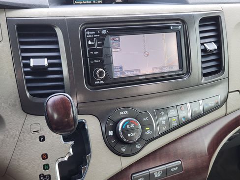 Used 2014 Toyota Sienna XLE image 19