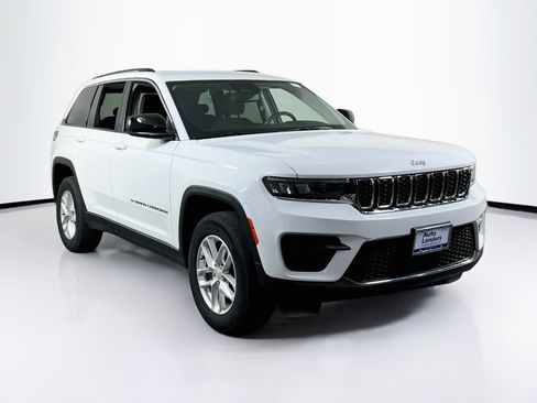 Used 2023 Jeep Grand Cherokee Laredo w/ Luxury Tech Group I image 3