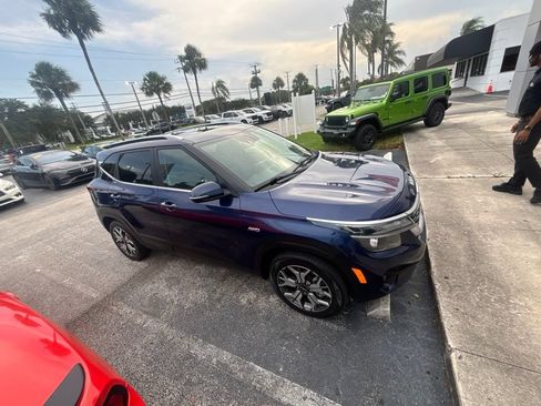 Used 2022 Kia Seltos EX AWD/4WD image 2