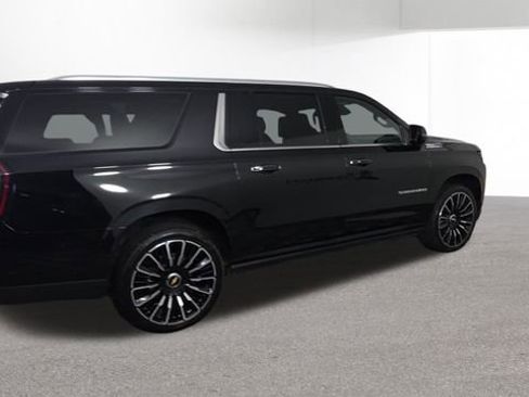 Used 2025 Chevrolet Suburban High Country AWD/4WD image 11
