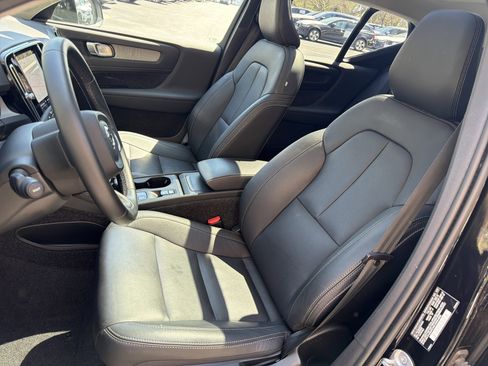 Certified 2025 Volvo XC40 B5 Core image 16