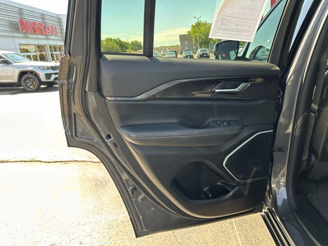Used 2022 Jeep Grand Cherokee Altitude AWD/4WD image 19