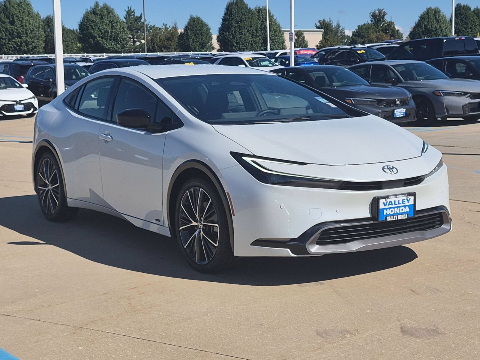 Used 2025 Toyota Prius XLE AWD/4WD image 4