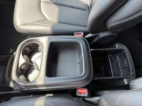 Used 2025 Chrysler Pacifica Select FWD image 32