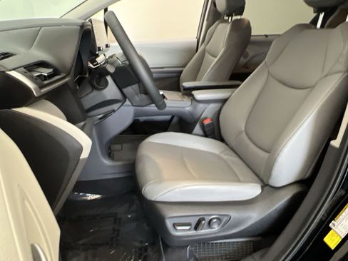 Used 2024 Toyota Sienna XLE w/ XLE Plus Package FWD image 12