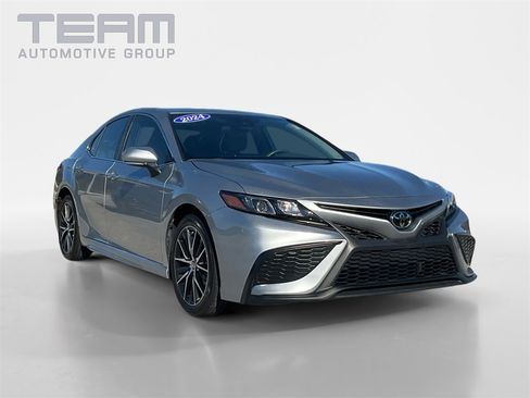 Used 2024 Toyota Camry SE image 1