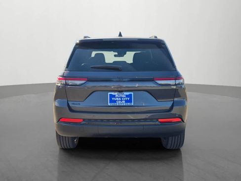 Used 2025 Jeep Grand Cherokee Altitude AWD/4WD image 5