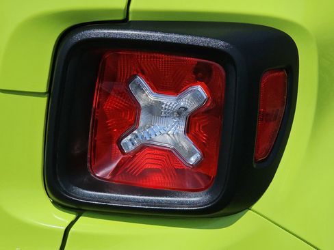 Used 2018 Jeep Renegade Latitude w/ Advanced Technology Group FWD image 36