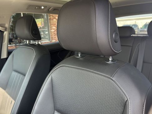 Used 2023 Volkswagen Tiguan SE AWD/4WD image 9