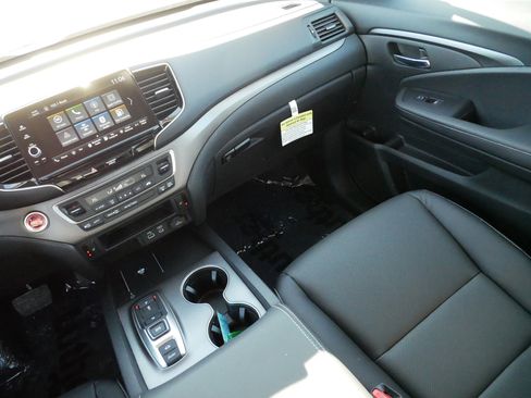 Certified 2025 Honda Ridgeline RTL image 11