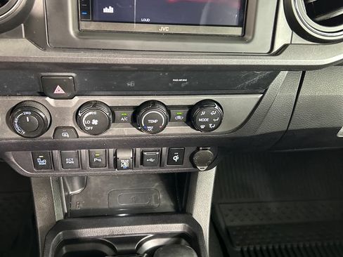 Used 2020 Toyota Tacoma TRD Sport w/ Technology Package AWD/4WD image 14