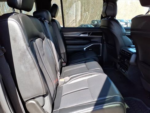 Used 2024 Jeep Wagoneer L Series III w/ Flexible Seating Group AWD/4WD image 13