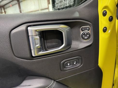 Used 2023 Jeep Wrangler Unlimited Sahara image 25