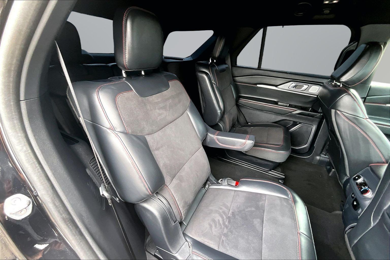 Used 2025 Ford Explorer ST RWD image 17