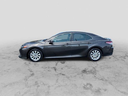 Used 2018 Toyota Camry LE w/ Moonroof Package FWD image 5