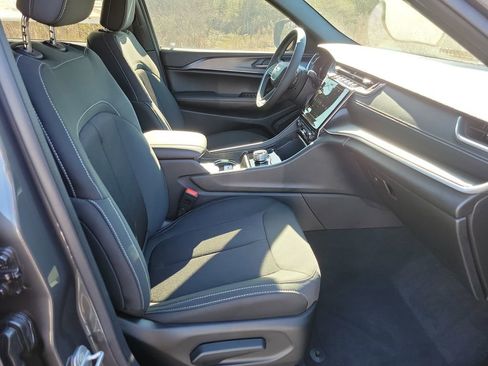 New 2025 Jeep Grand Cherokee Laredo image 37