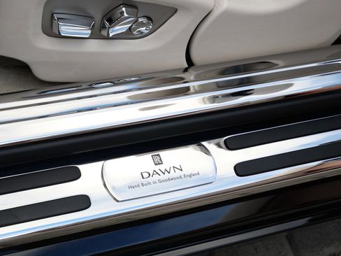 Used 2017 Rolls-Royce Dawn RWD image 9