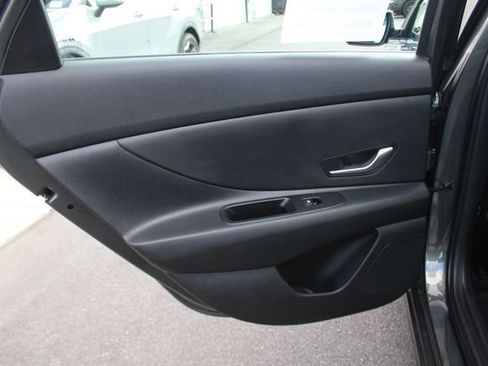 Used 2024 Hyundai Elantra SE FWD image 21