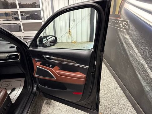 Used 2023 Kia Telluride EX w/ EX Captain's Chair Package AWD/4WD image 29
