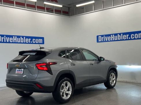 Used 2024 Chevrolet Trax LS w/ LS Convenience Package FWD image 2