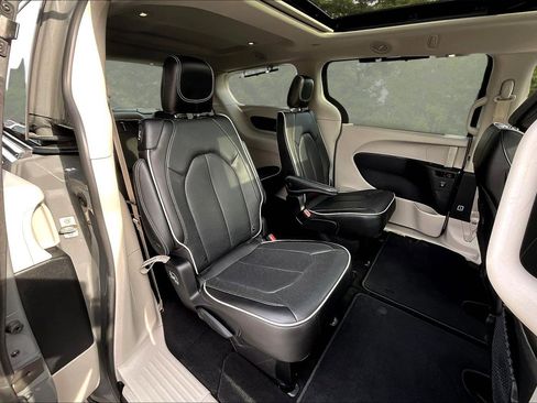 Used 2022 Chrysler Pacifica Limited image 27