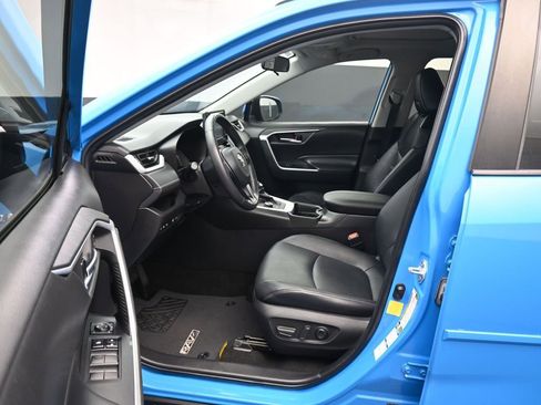 Used 2021 Toyota RAV4 XLE Premium image 11