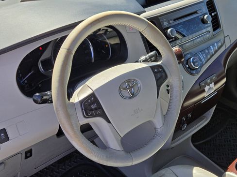 Used 2012 Toyota Sienna XLE image 17