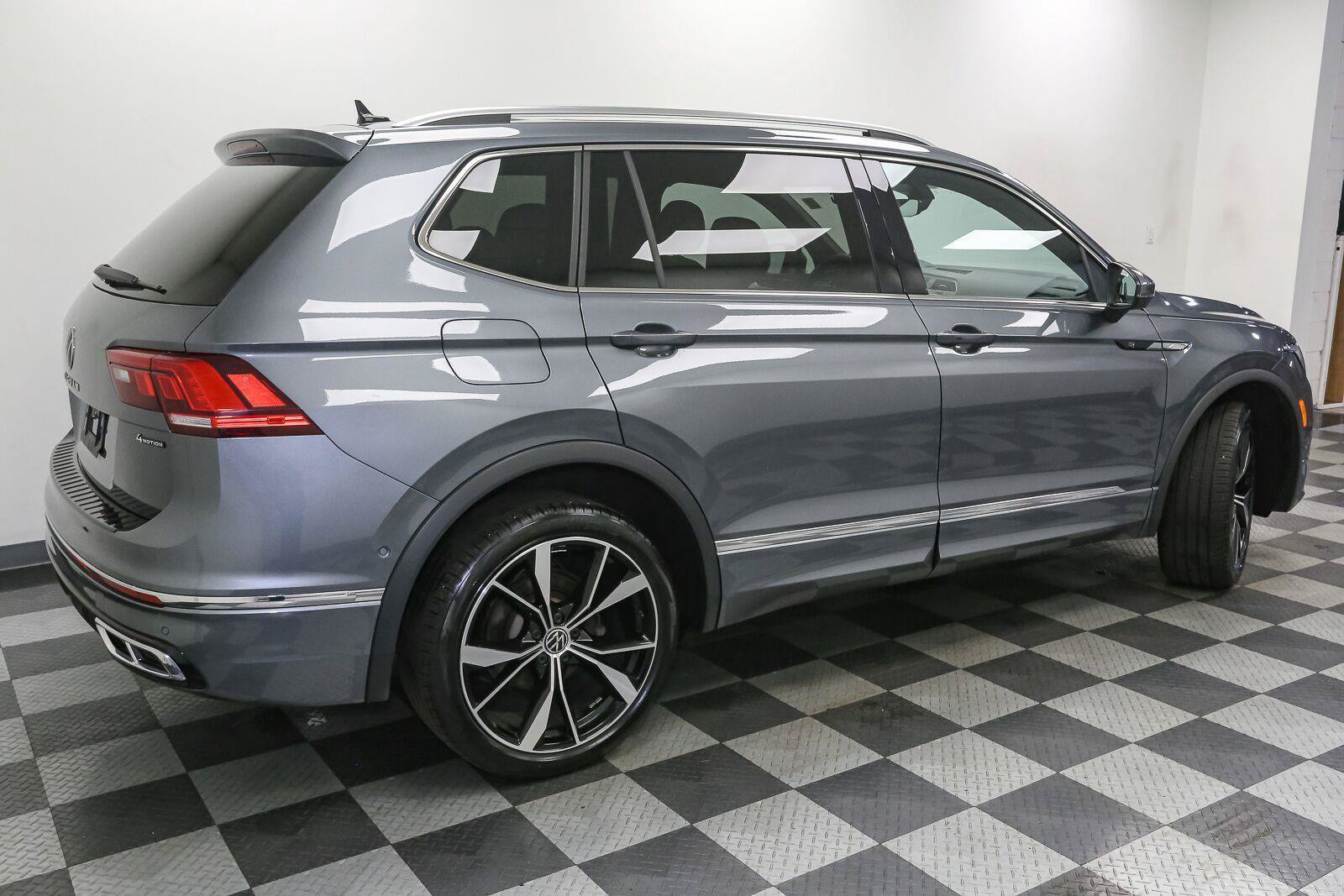 Used 2023 Volkswagen Tiguan SEL R-Line AWD/4WD image 9