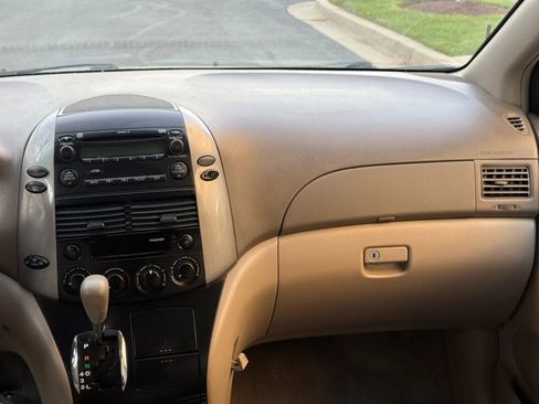 Used 2010 Toyota Sienna LE image 31