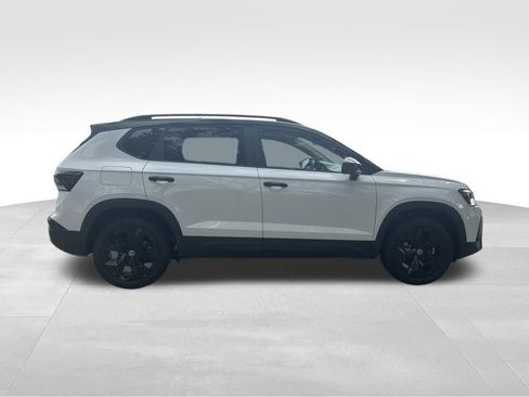 New 2026 Volkswagen Taos SE image 3