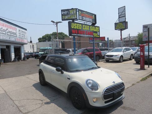 Used 2019 MINI Cooper 4-Door Hardtop w/ Signature Upholstery Package FWD image 3