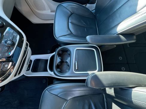 Used 2020 Chrysler Pacifica Limited image 21