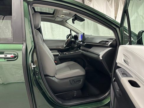 Used 2025 Toyota Sienna XLE image 62