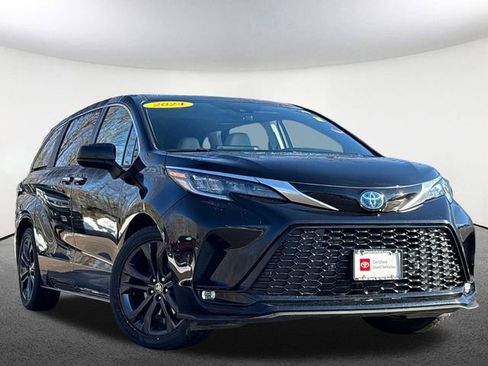 Used 2024 Toyota Sienna XSE image 2