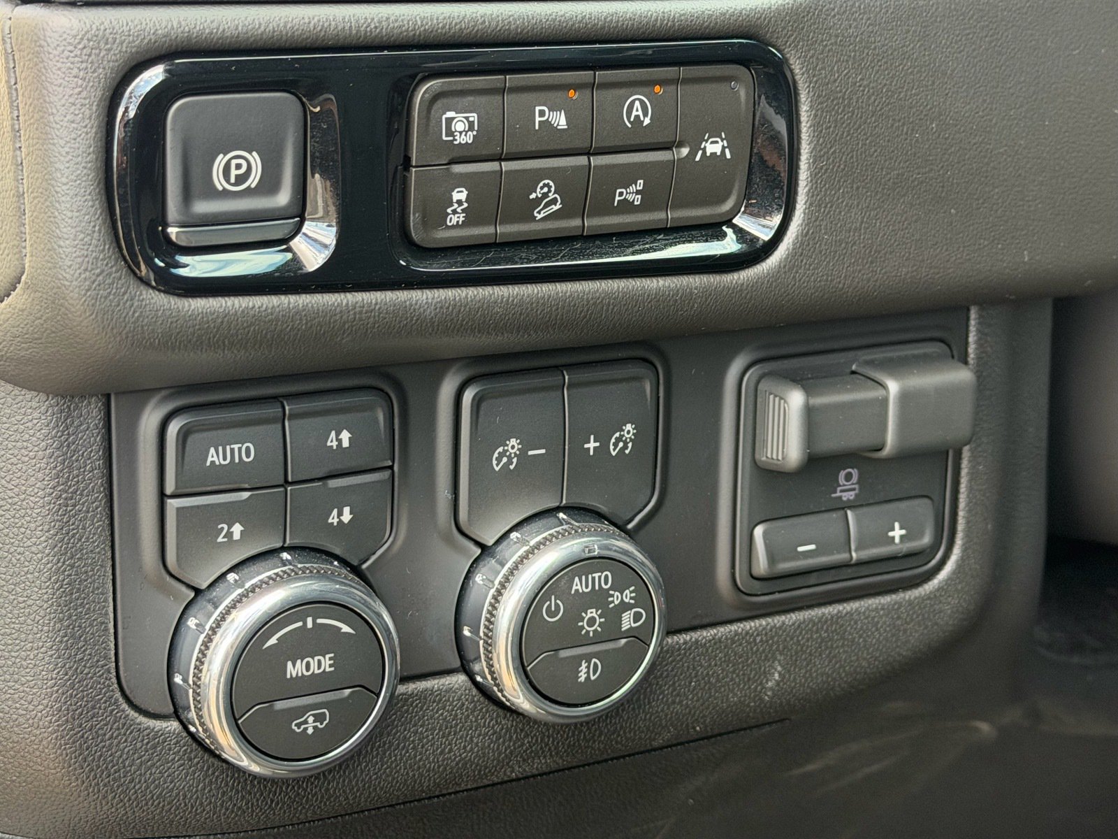 Used 2026 GMC Yukon AT4 w/ AT4 Premium Plus Package AWD/4WD image 27