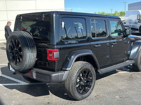 Used 2025 Jeep Wrangler Unlimited Sahara AWD/4WD image 27