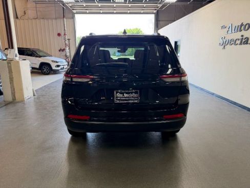 Used 2024 Jeep Grand Cherokee Altitude AWD/4WD image 3