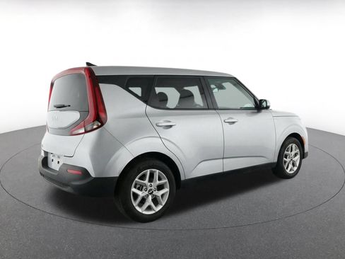 Used 2025 Kia Soul LX w/ LX Technology Package FWD image 8