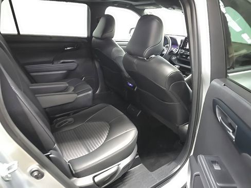Used 2021 Toyota Highlander XSE AWD/4WD image 18