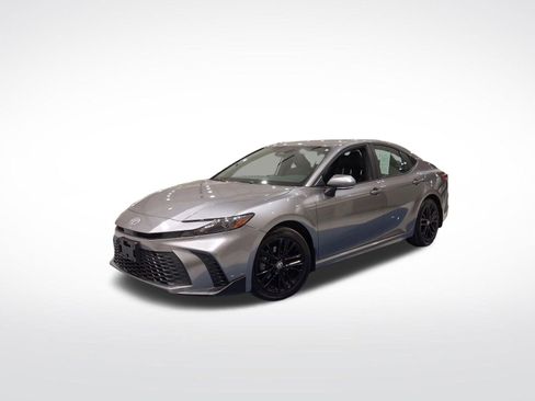 Used 2025 Toyota Camry SE w/ Convenience Package image 3