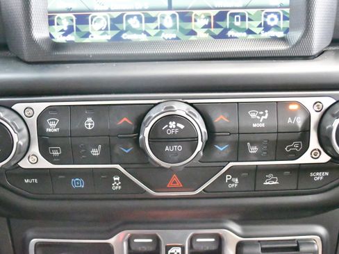 Used 2022 Jeep Wrangler Unlimited Sahara w/ Cold Weather Group image 46