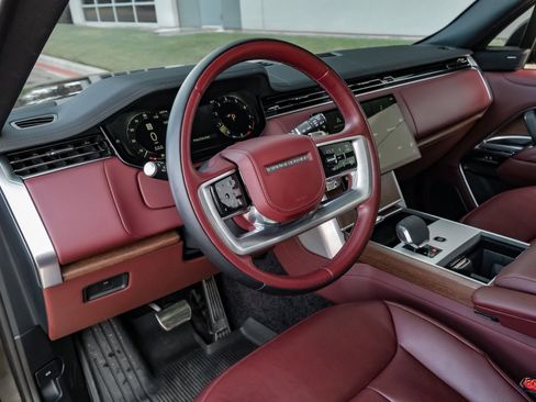 Used 2024 Land Rover Range Rover SE image 2